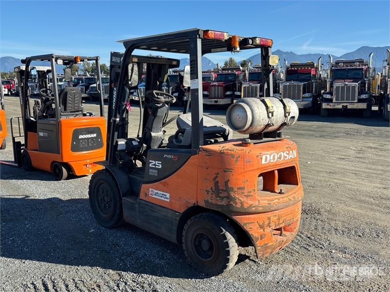 Doosan G25P-5 4800 lb Pneumatic Tire Forklift Targoncák-Egyéb