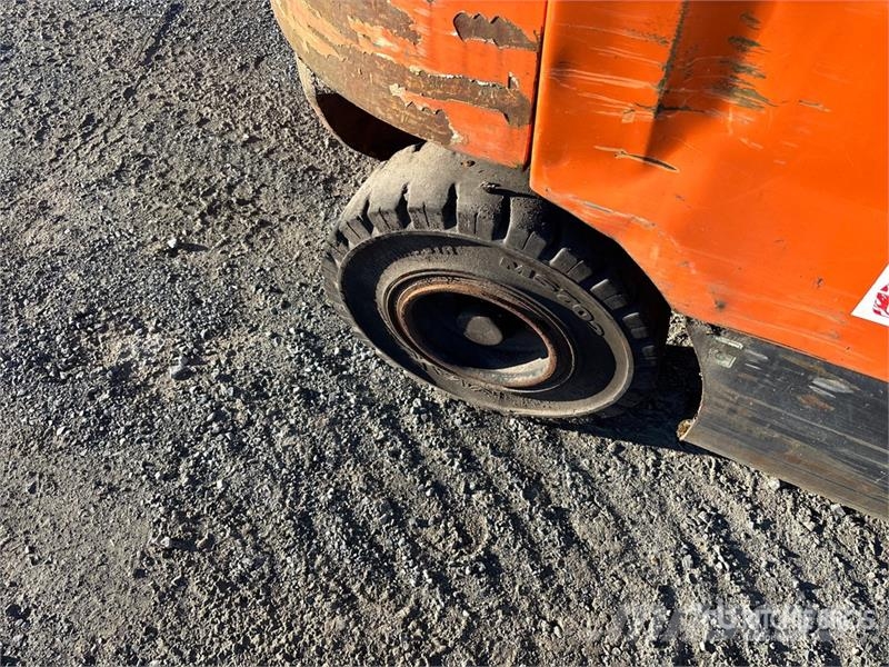 Doosan G25P-5 4800 lb Pneumatic Tire Forklift Targoncák-Egyéb