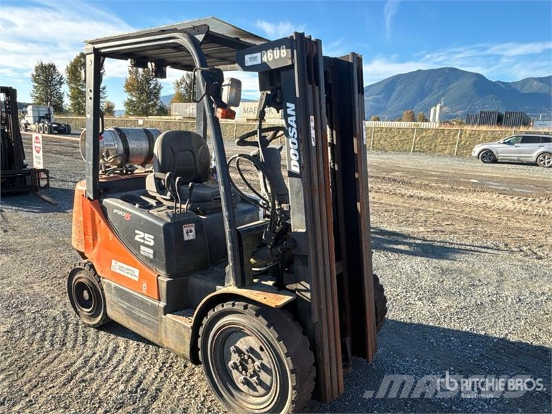 Doosan G25P-5 4800 lb Pneumatic Tire Forklift Targoncák-Egyéb