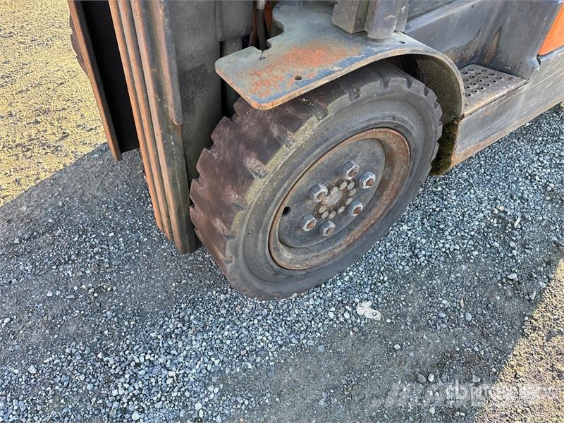 Doosan G25P-5 4800 lb Pneumatic Tire Forklift Targoncák-Egyéb
