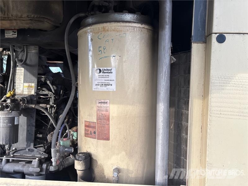 Doosan HP915WCU-T4F 915 cfm Mobile 160 L Air Compressor Kompresory