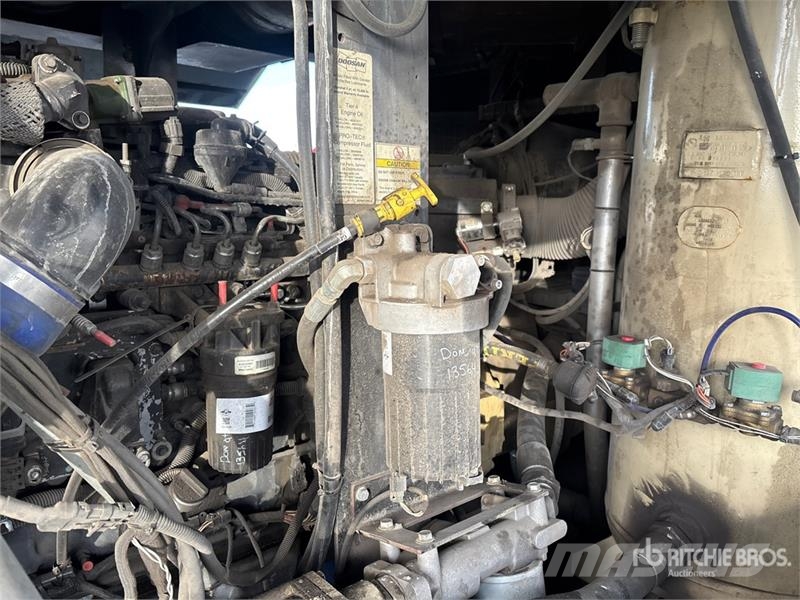 Doosan HP915WCU-T4F 915 cfm Mobile 160 L Air Compressor Kompresory