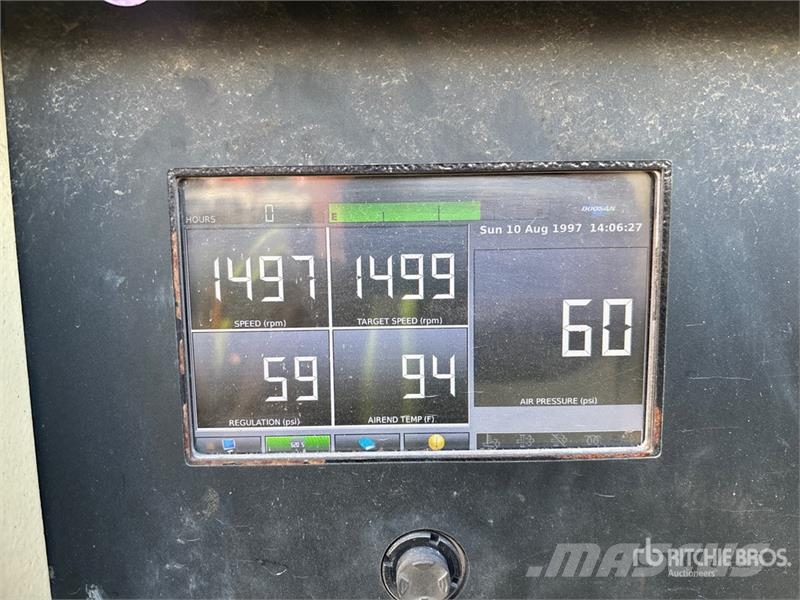 Doosan HP915WCU-T4F 915 cfm Mobile 160 L Air Compressor Kompresory