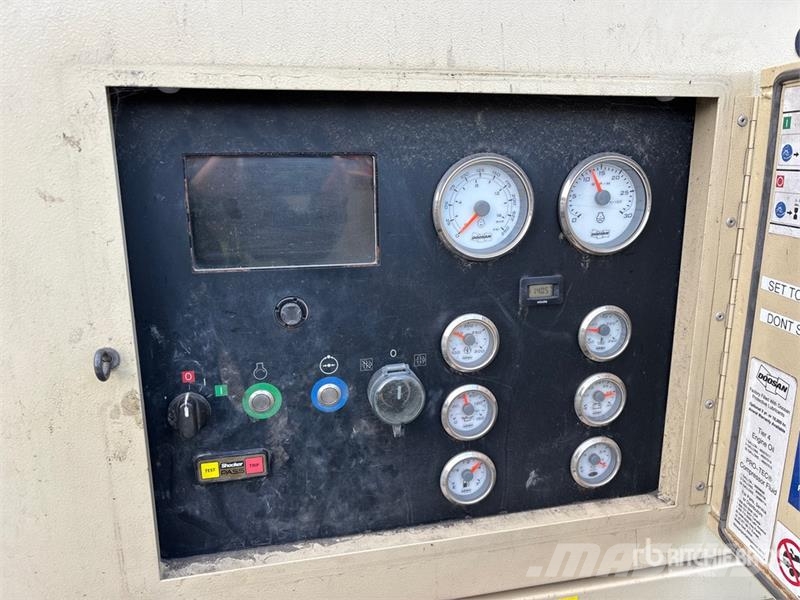 Doosan HP915WCU-T4F Mobile 146 L Air Compressor Compressori