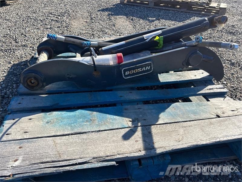 Doosan Hydraulic Excavator Thumb (Unused) Buckets
