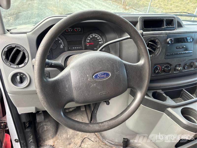 Ford E-250 大型面包车