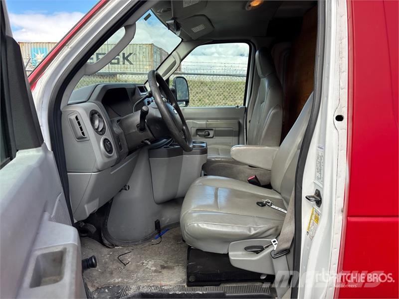 Ford E-250 大型面包车