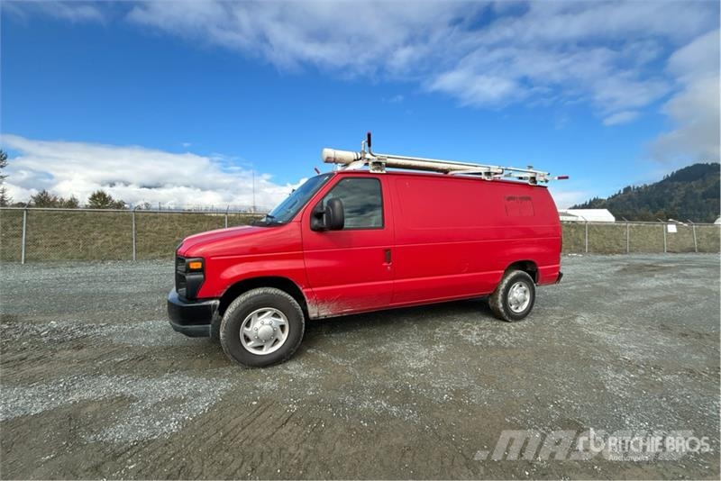 Ford E-250 大型面包车