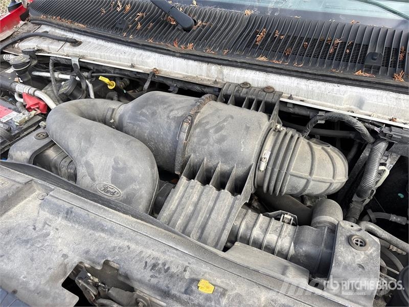 Ford E-250 大型面包车
