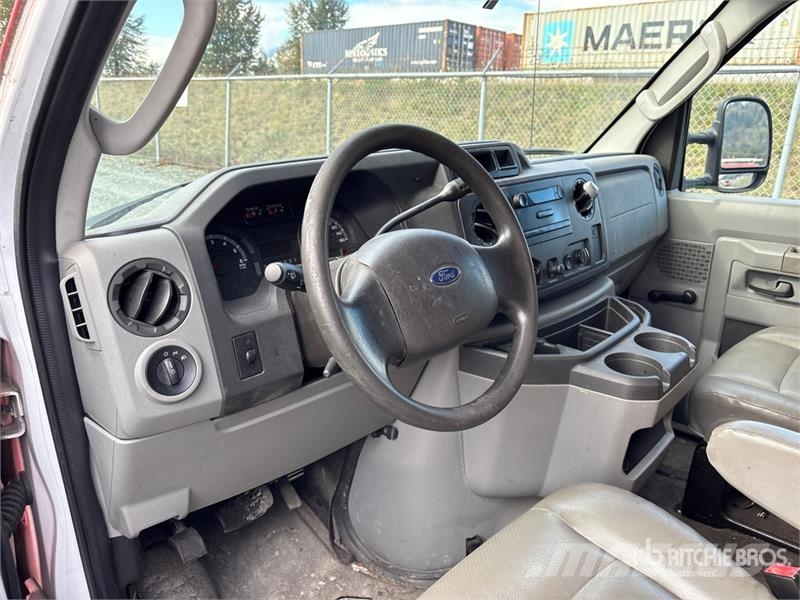 Ford E-250 大型面包车