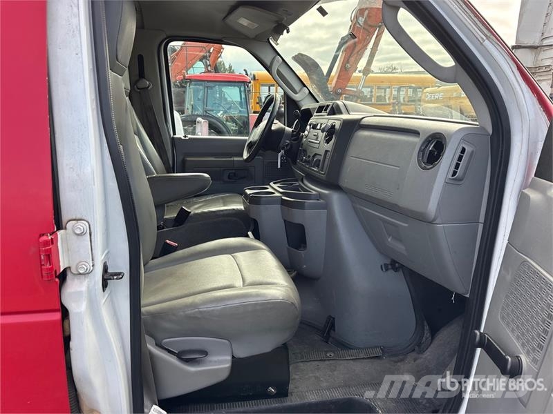 Ford E-250 大型面包车