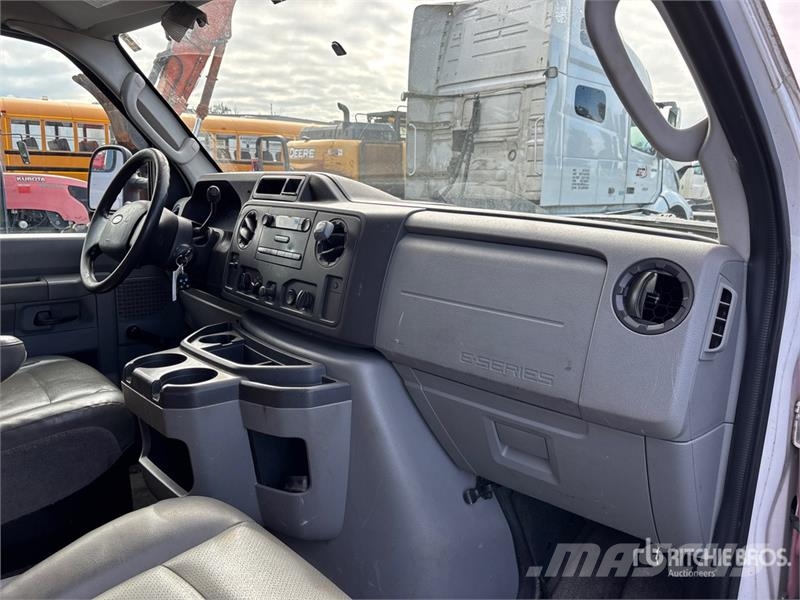 Ford E-250 大型面包车