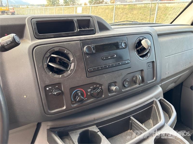 Ford E-250 大型面包车