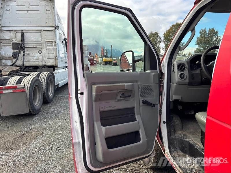 Ford E-250 大型面包车
