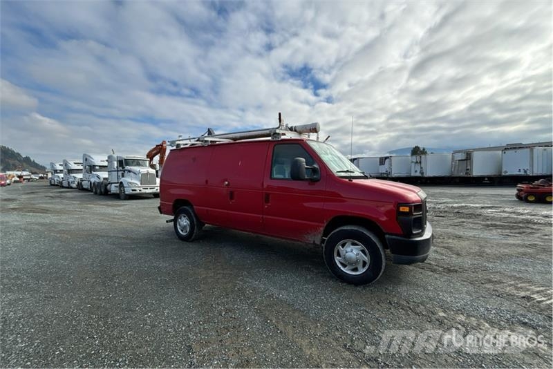 Ford E-250 大型面包车