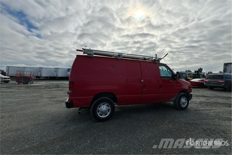 Ford E-250 大型面包车