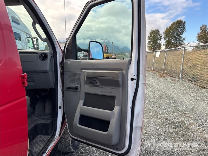 Ford E-250 大型面包车