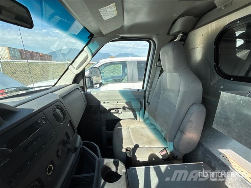 Ford E-350 شاحنة مقفلة