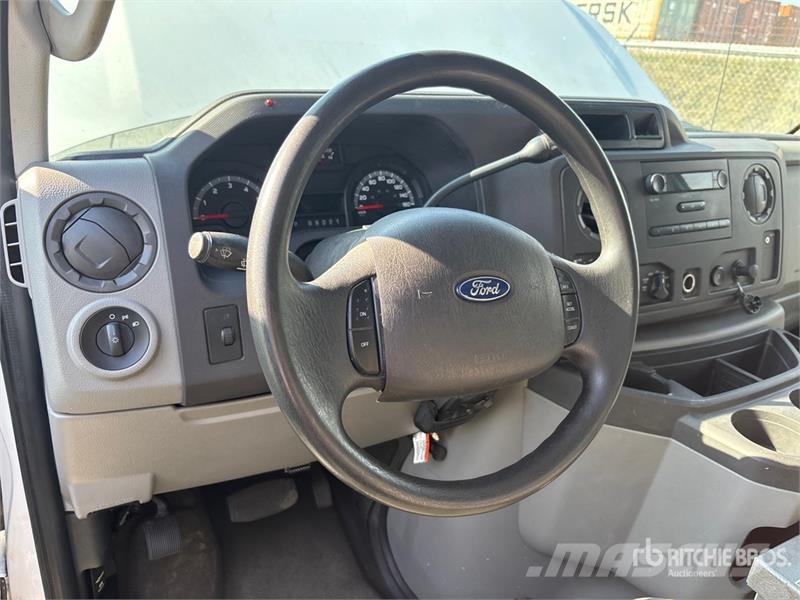 Ford E-350 شاحنة مقفلة