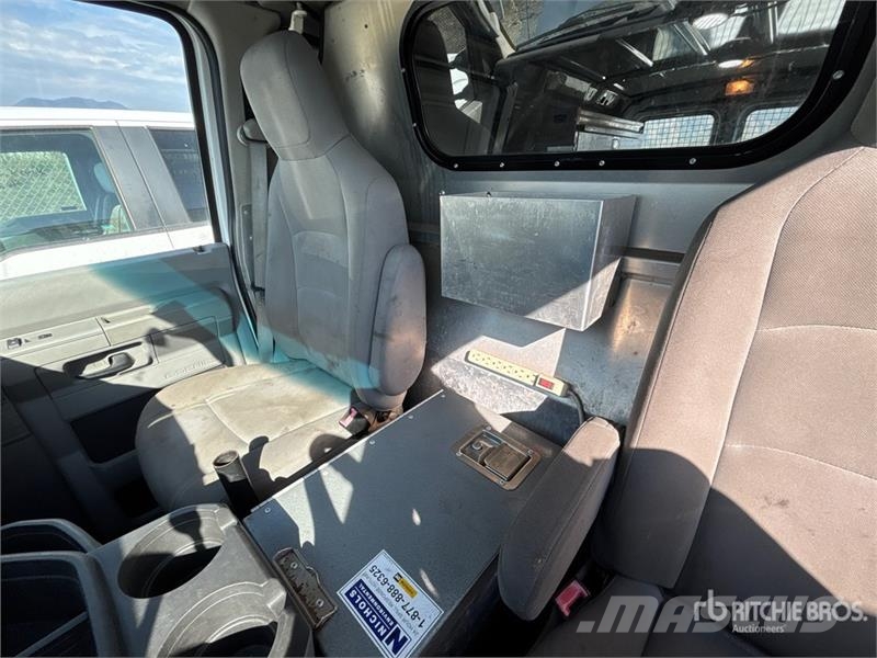 Ford E-350 شاحنة مقفلة