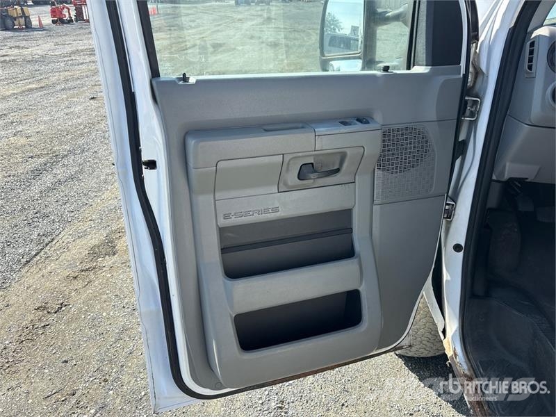Ford E-350 شاحنة مقفلة