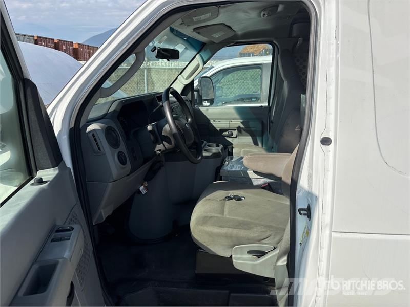 Ford E-350 شاحنة مقفلة
