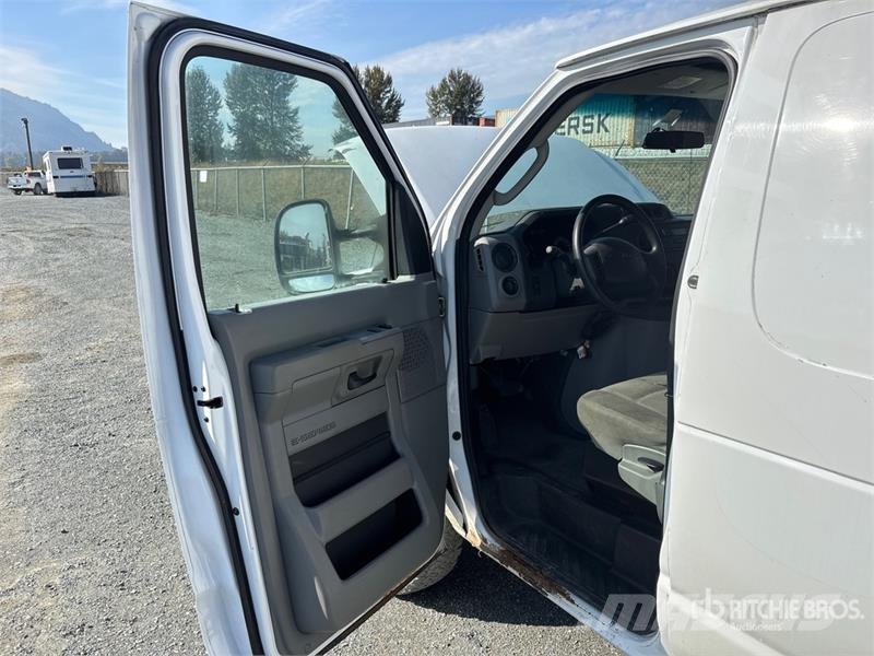 Ford E-350 شاحنة مقفلة