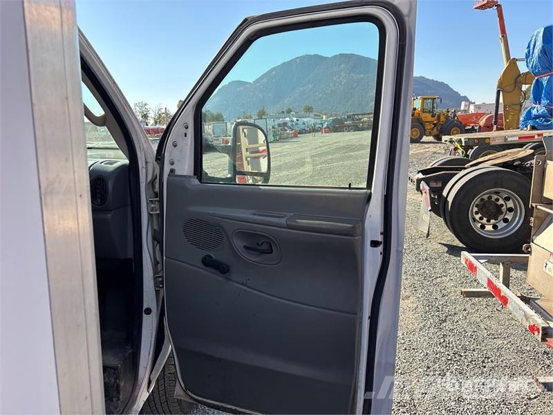 Ford E-350 4x2 Van Truck (Inoperable) Camion cassonati