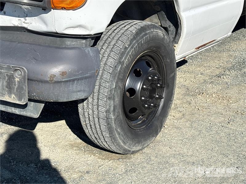 Ford E-350 4x2 Van Truck (Inoperable) Camion cassonati