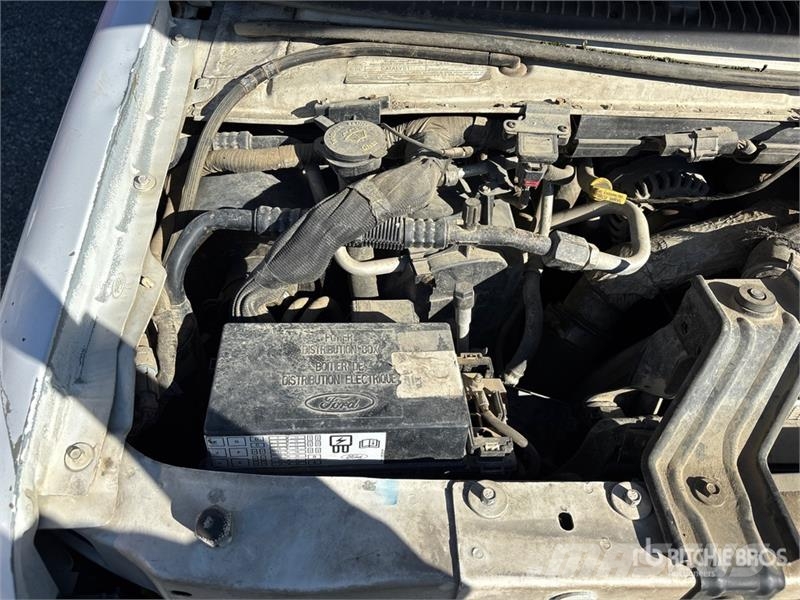 Ford E-350 4x2 Van Truck (Inoperable) Camion cassonati