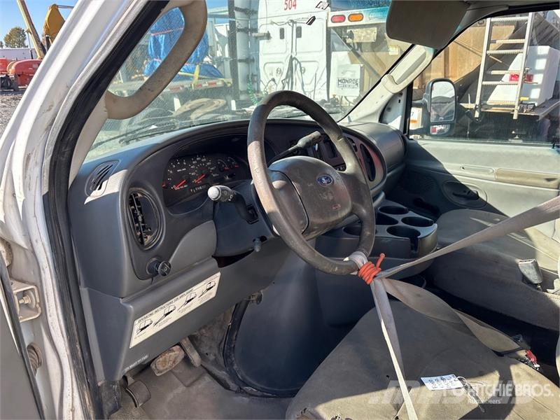 Ford E-350 4x2 Van Truck (Inoperable) Camion cassonati