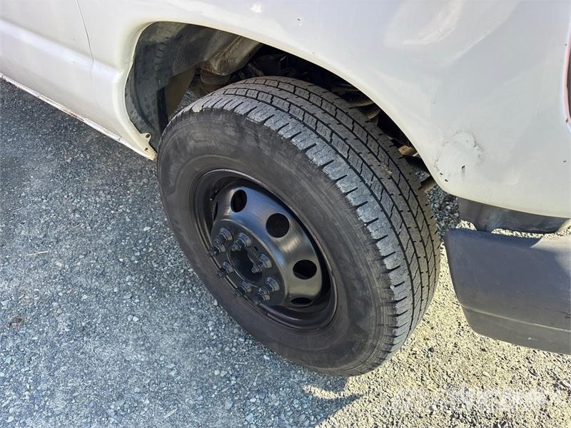 Ford E-350 4x2 Van Truck (Inoperable) Camion cassonati