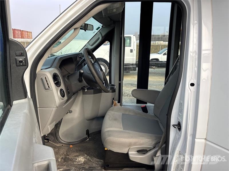 Ford E-450 4x2 24-Seat Transit Bus 迷你巴士
