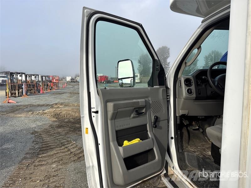Ford E-450 4x2 24-Seat Transit Bus 迷你巴士