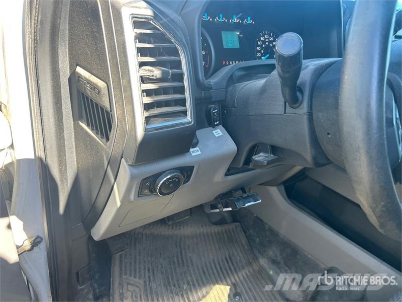 Ford F-150 4x4 Crew Cab Pickup أخرى