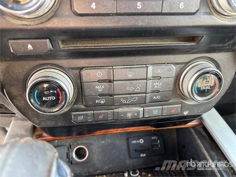 Ford F-150 King Ranch 4x4 Crew Cab Pickup Muu