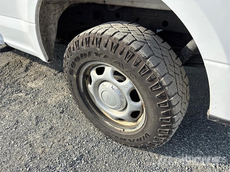 Ford F-150 XL 4x4 Crew Cab Pickup Muu
