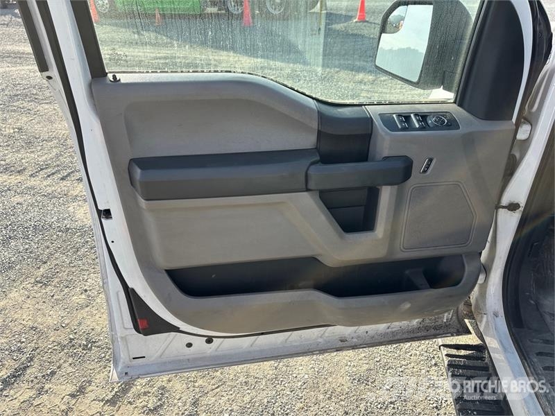 Ford F-150 XL 4x4 Crew Cab Pickup Muu