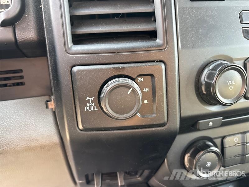 Ford F-150 XL 4x4 Crew Cab Pickup Muu