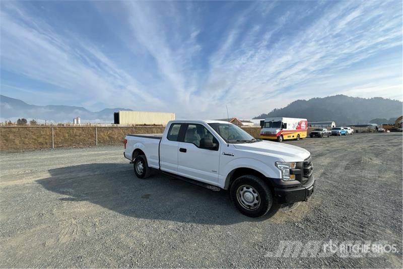 Ford F-150 XL 4x4 Crew Cab Pickup Muu
