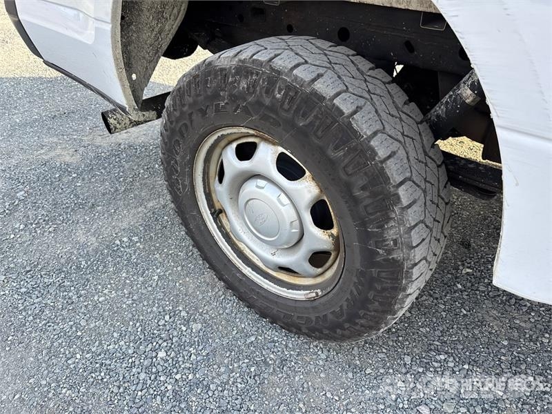 Ford F-150 XL 4x4 Crew Cab Pickup Muu