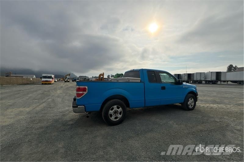 Ford F-150 XLT 4x2 Crew Cab Pickup Muu