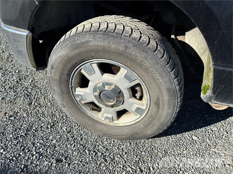 Ford F-150 XLT 4x4 Crew Cab Pickup Muu