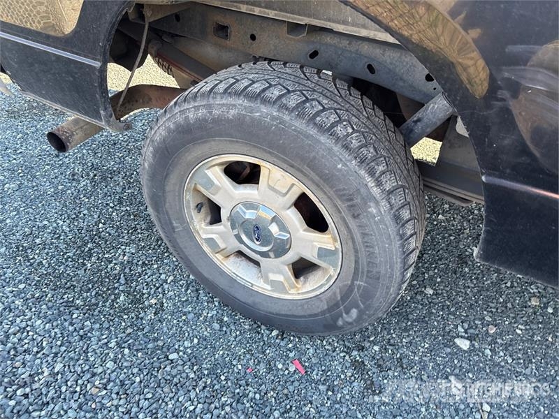 Ford F-150 XLT 4x4 Crew Cab Pickup Muu