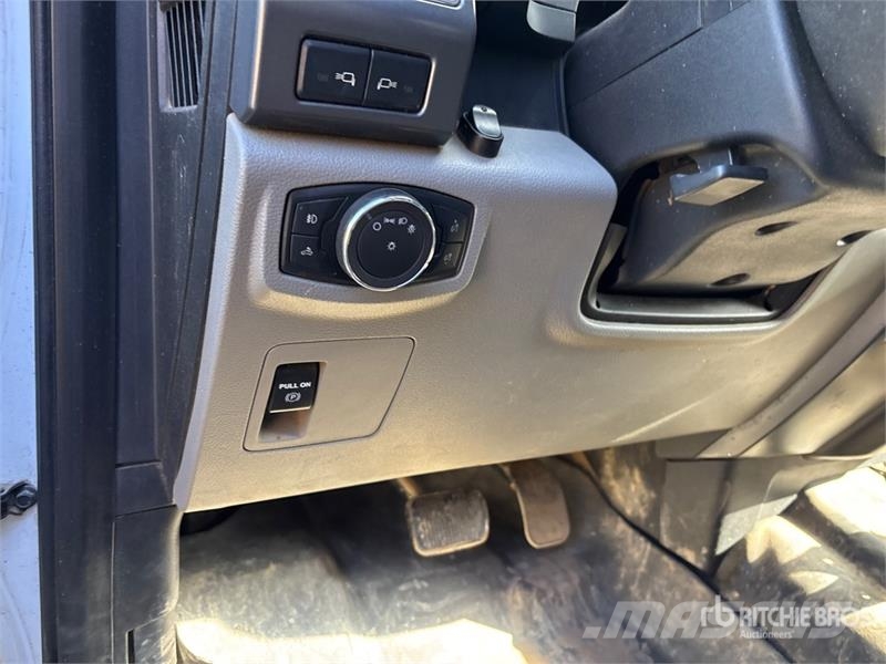 Ford F-150 XLT 4x4 Crew Cab Pickup Andre varebiler