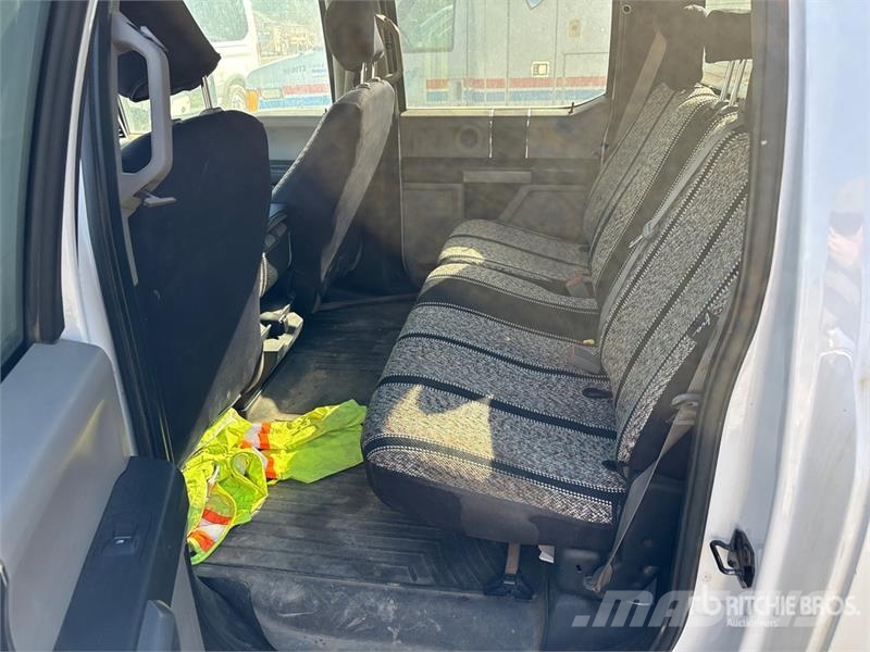 Ford F-150 XLT 4x4 Crew Cab Pickup Andre varebiler
