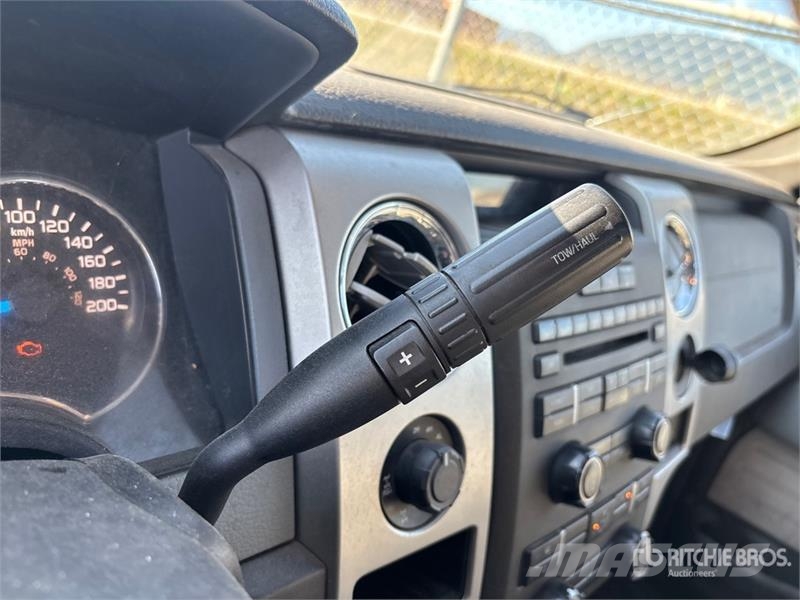 Ford F-150 XLT 4x4 Crew Cab Pickup Muu