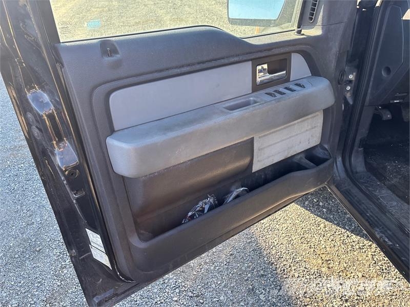 Ford F-150 XLT 4x4 Crew Cab Pickup Muu