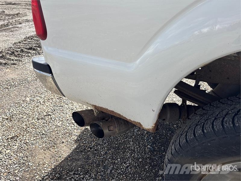 Ford F-250 4x4 Extended Cab Pickup (Inoperable) Otros