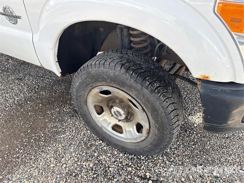 Ford F-250 4x4 Extended Cab Pickup (Inoperable) Otros